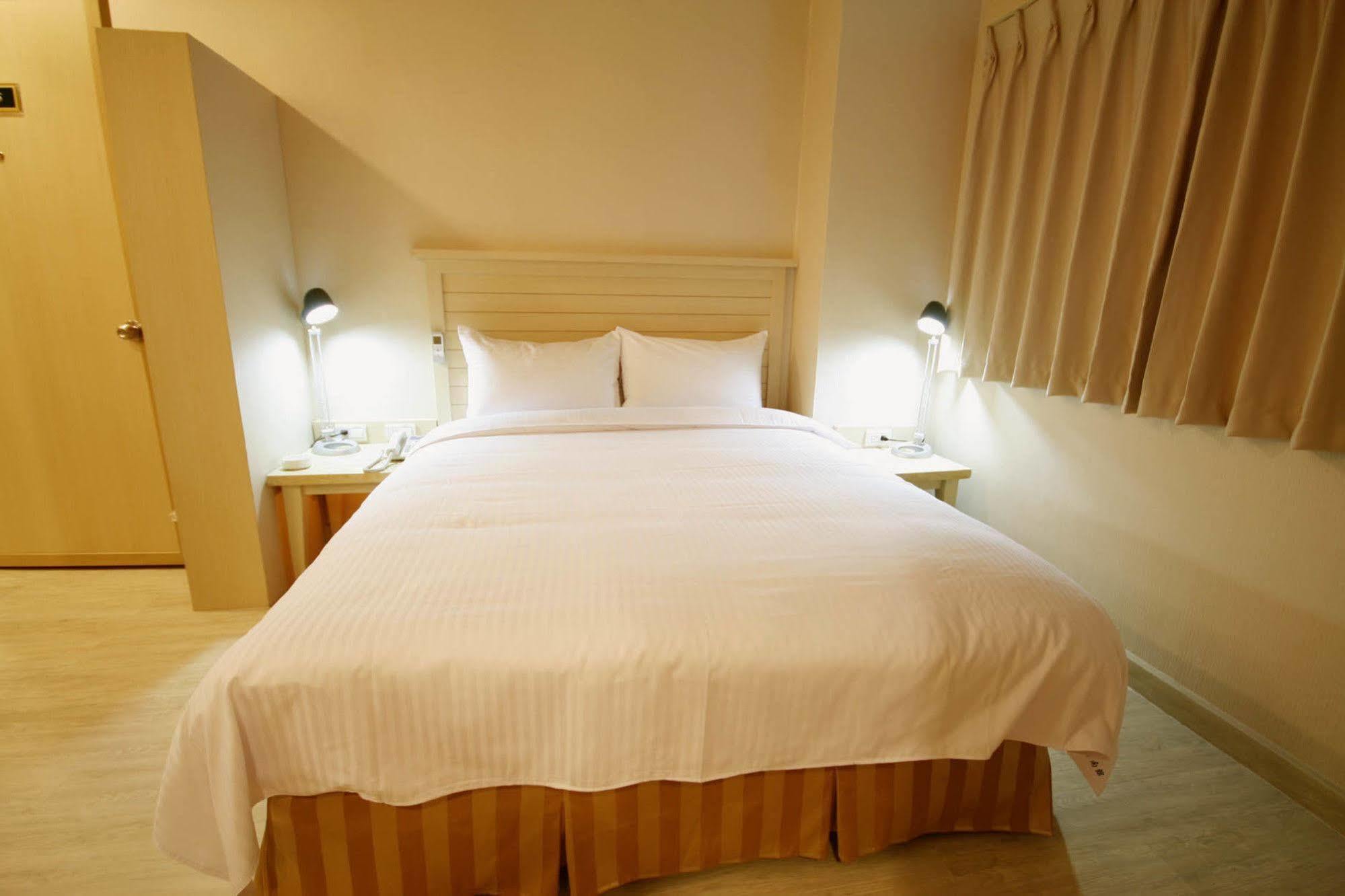 Kindness Hotel - Tainan Minsheng Екстер'єр фото