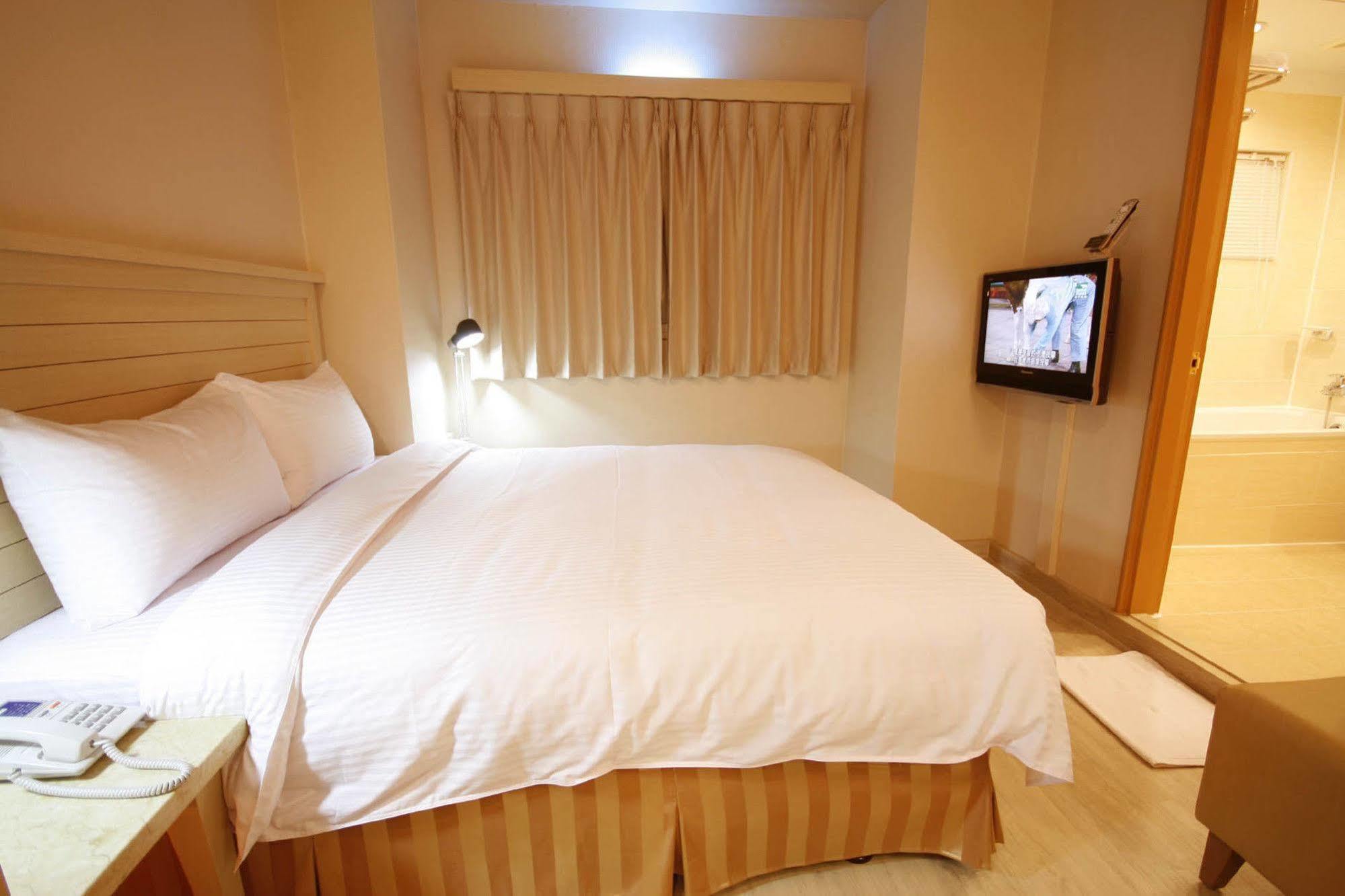 Kindness Hotel - Tainan Minsheng Екстер'єр фото